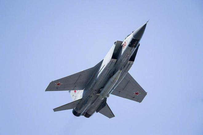 米格25成功击落F-18，空中传奇瞬间