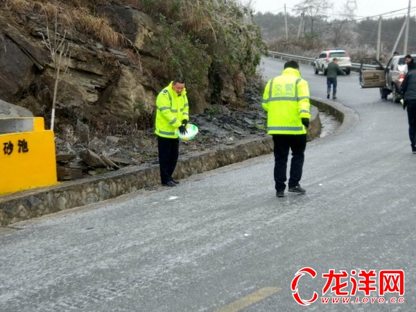 六盘水高新区建设服务中心心系群众安全，撒盐除冰行动确保畅通无阻