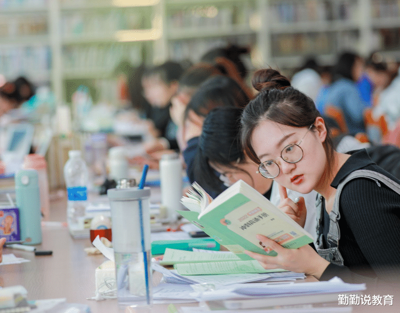 高校女生决定不考研，存款上万——独立与选择的智慧之路