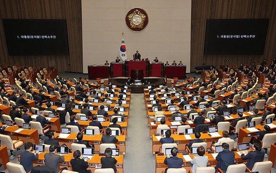 韩国总统尹锡悦弹劾案通过国会，总统职务暂停引发深远影响