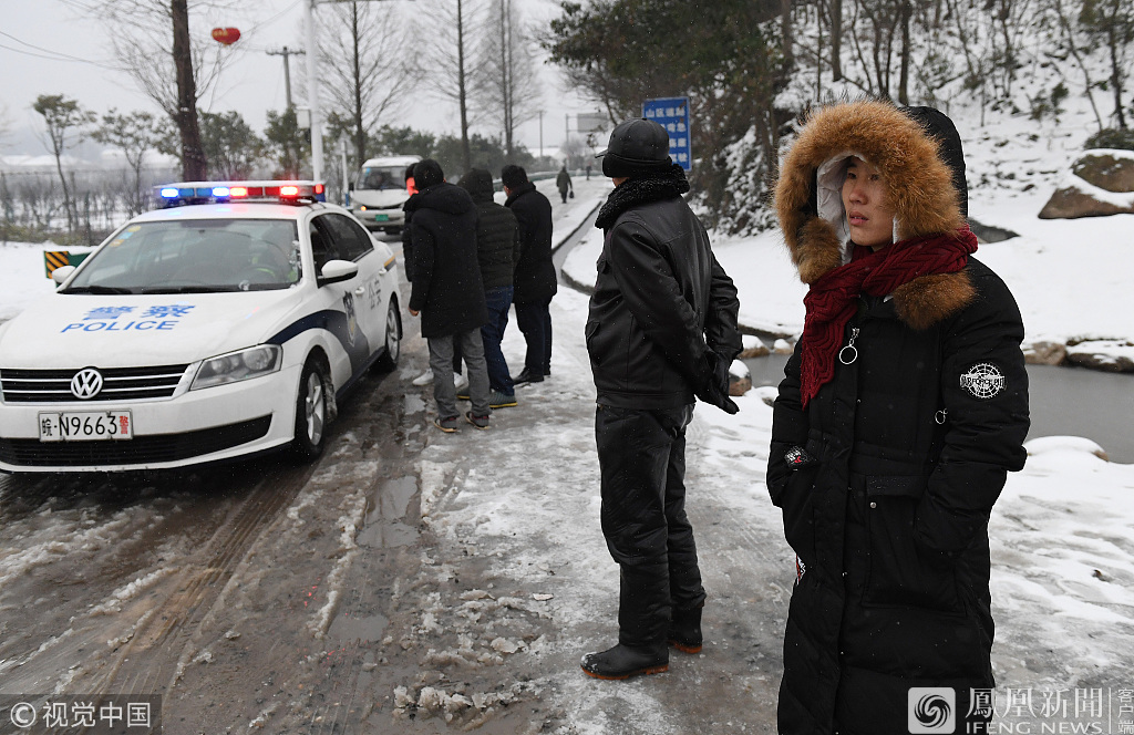 女子自驾返乡遇暴雪，智慧与勇气并存直播问路显真情